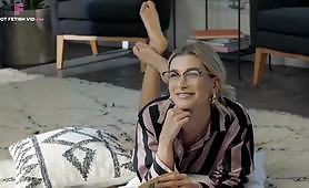 Haily Bieber sexy feet in the pose